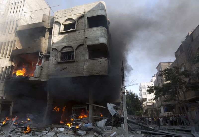 Las llamas envuelven un edificio atacado por Israel