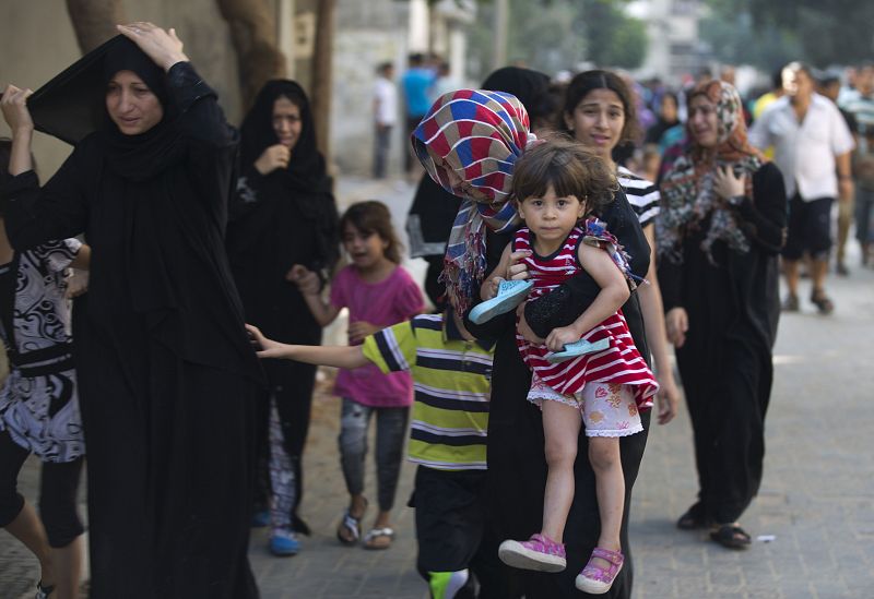 Familias palestinas abandonan sus hogares destruidos por ataques de la operación militar israelí