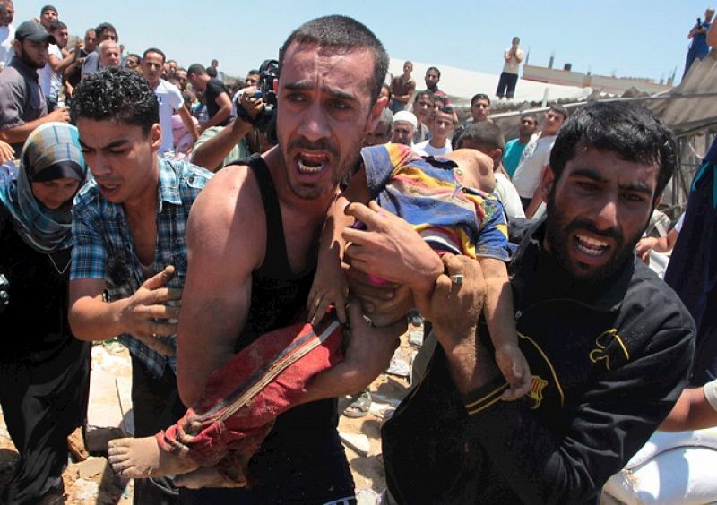 Un grupo de personas porta el cuerpo de un niño palestino fallecido tras el bombardeo de Israel