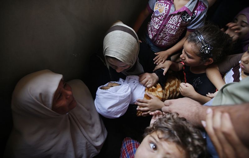 La madre de una niña palestina de cuatro años, muerta durante los bombardeos, sostiene el cuerpo durante el funeral en Jabaliya