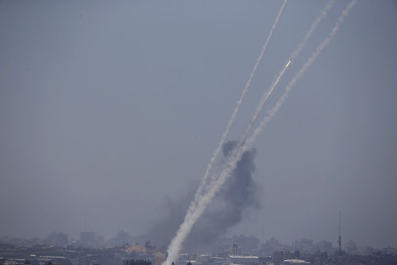 El rastro de humo de un cohete lanzado hacia Israel desde el norte de la Franja de Gaza