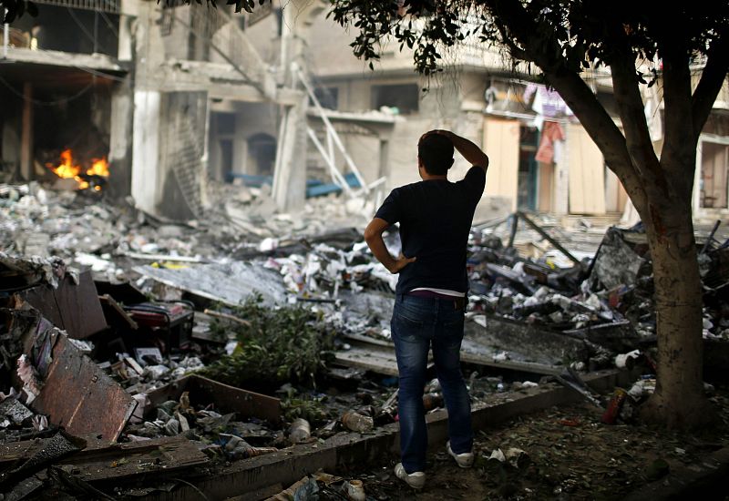 Un hombre palestino mira una casa destruida tras los bombardeos israelíes sobre la ciudad de Gaza