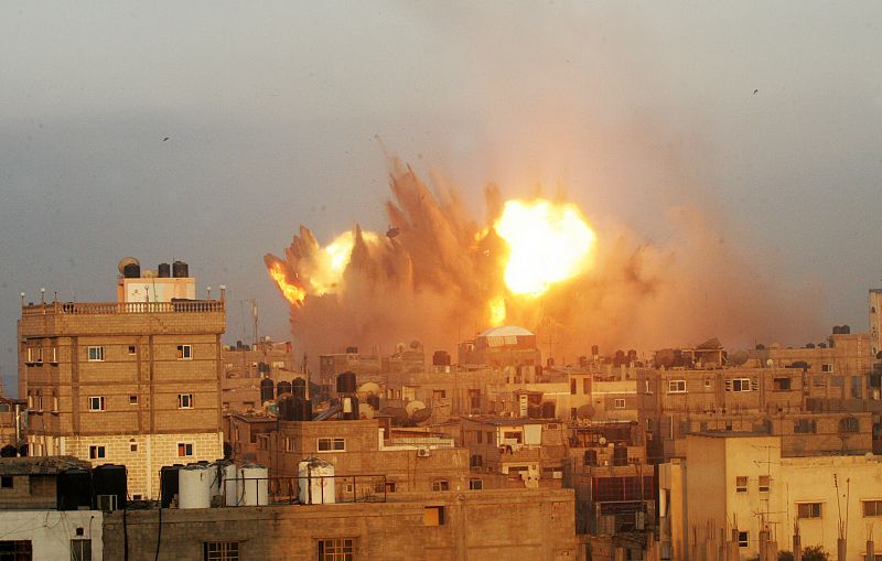 Una bola de fuego sobre edificios en la ciudad de Rafah tras la ofensiva de Israel