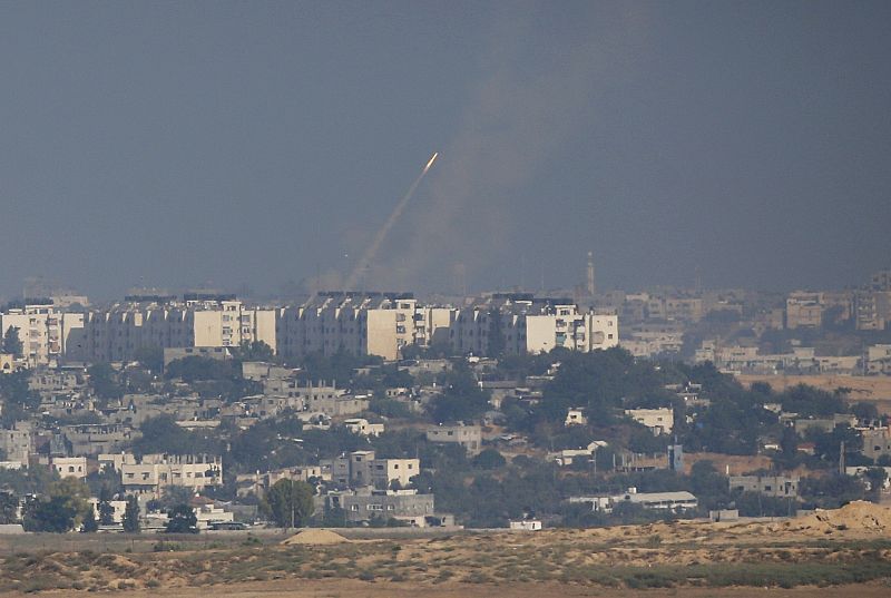 Rastro de humo de un cohete lanzado desde la Franja de Gaza hacia Israel