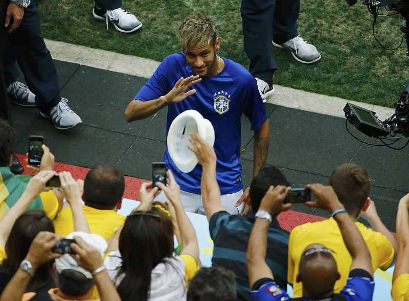 Neymar saluda a los aficionados antes del Brasil - Holanda