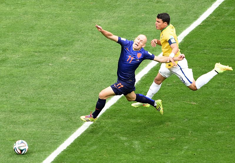 Thiago Silva derriba a Arjen Robben