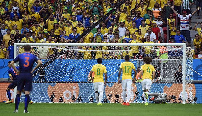 Van Persie transforma el penalti que da al 0-1 a Holanda