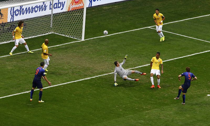 Blind, de Holanda, anota el segundo gol ante Brasil