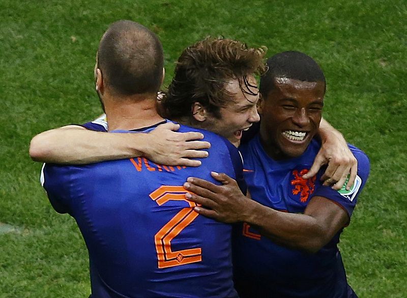 Los jugadores de Holanda celebran el gol de Daley Blind