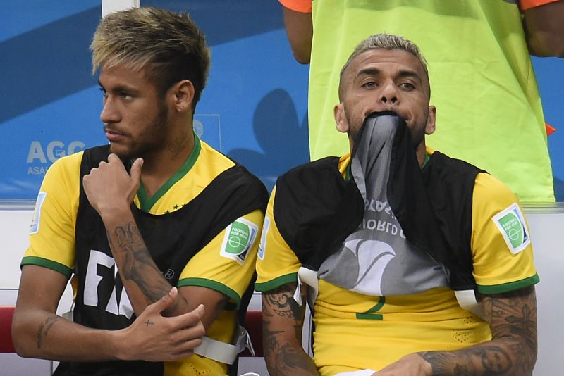 Neymar y Alves sufren en el banquillo viendo la derrota de Brasil