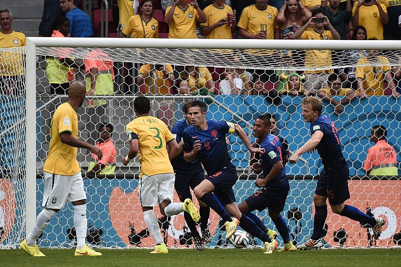 El holandés Robin van Persie celebra con sus compañeros el gol de penalti