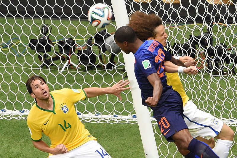 Wijnaldum intenta superar por alto a David Luiz