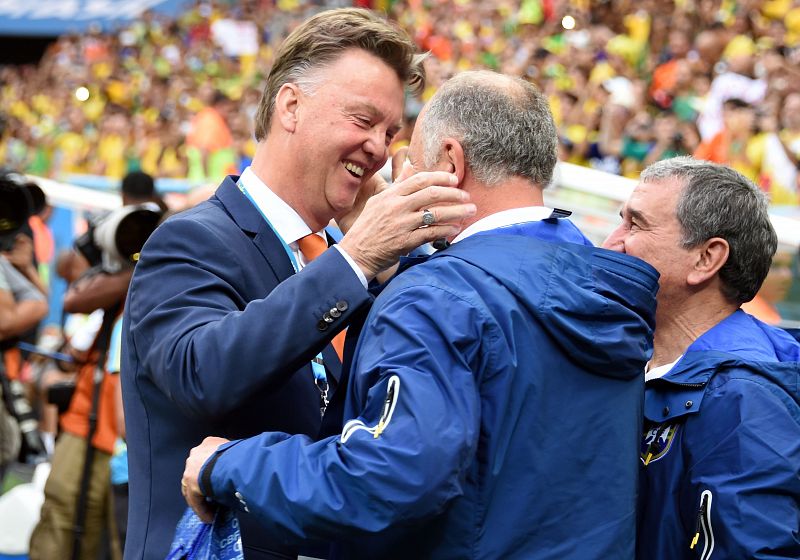 Los técnicos Louis van Gaal y Luiz Felipe Scolari se saludan