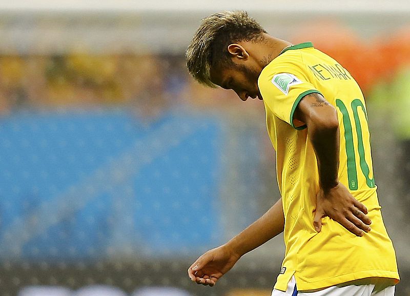 Neymar se marcha dolorido de su espalda lesionada