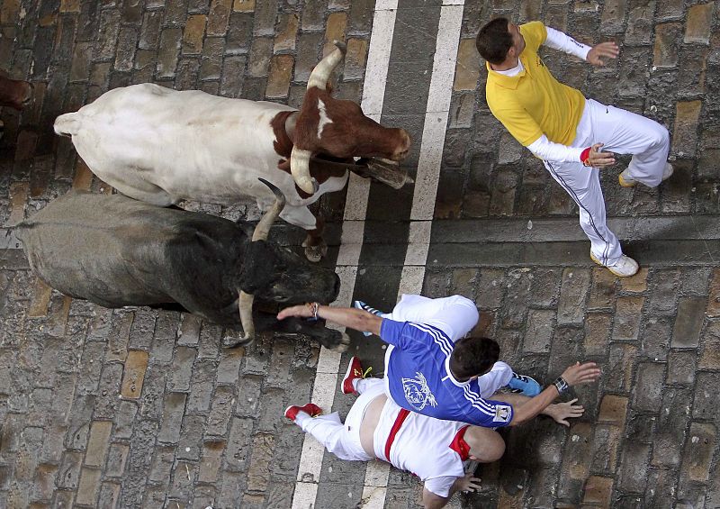 El penúltimo encierro de San Fermín deja cuatro mozos heridos con contusiones