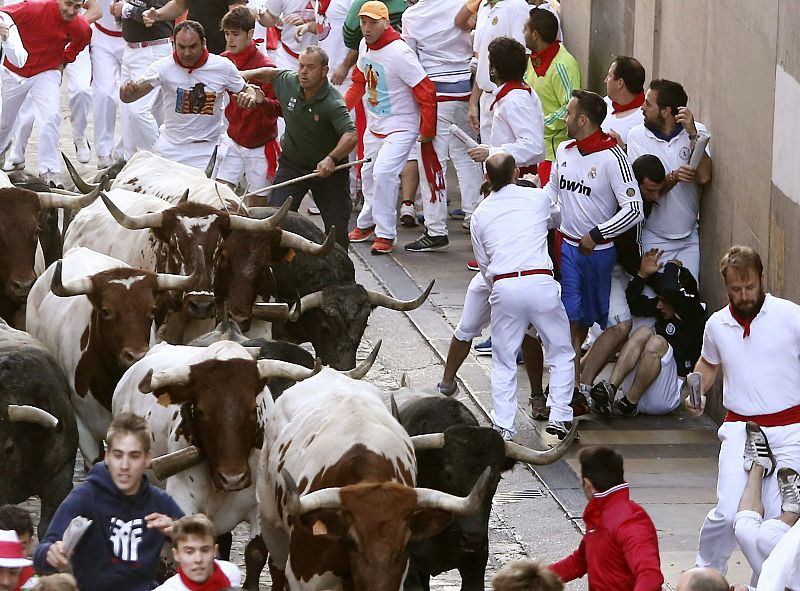 El penúltimo encierro de los sanfermines, el más masivo de los de este año, ha sido rápido y limpio