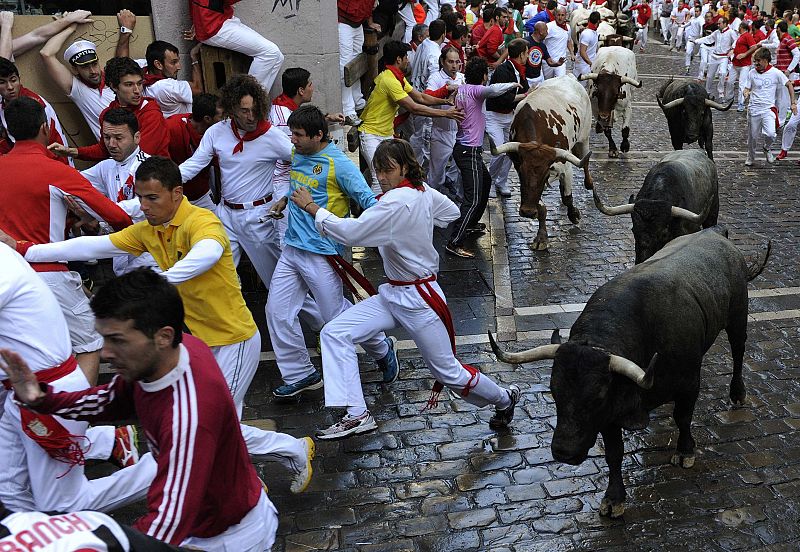 La manada se ha roto en la calle Estafeta y ha permitido a los mozos lucirse