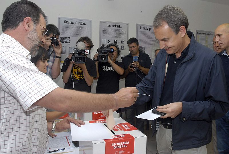 El expresidente del Gobierno, José Luis Rodríguez Zapatero, en el momento de votar.