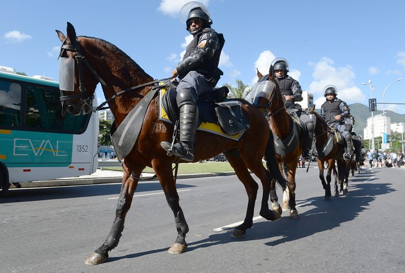 Policía brasileña vigila los alrededores de Maracaná en las horas previas a la final.