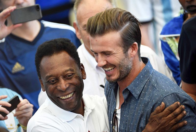 Pelé junto a David Beckham en las gradas de Maracaná.