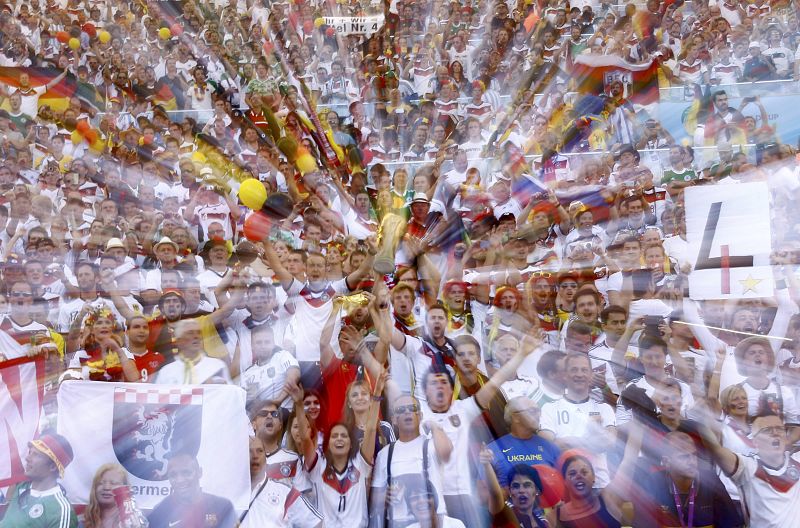 La afición alemana tiñe de blanco las gradas.