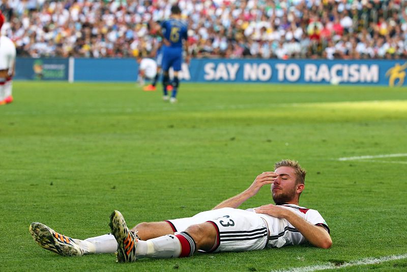 El centrocampista alemán Kramer tiene que abandonar el campo aturdido.