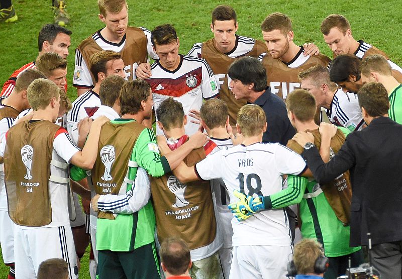 Löw da órdenes a sus jugadores antes de la prórroga.