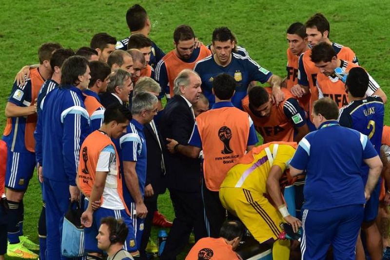 Sabella da instrucciones a los suyos antes de que comience el tiempo extra.
