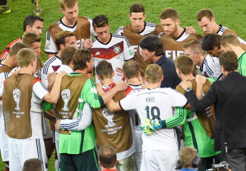 Löw da órdenes a sus jugadores antes de la prórroga.