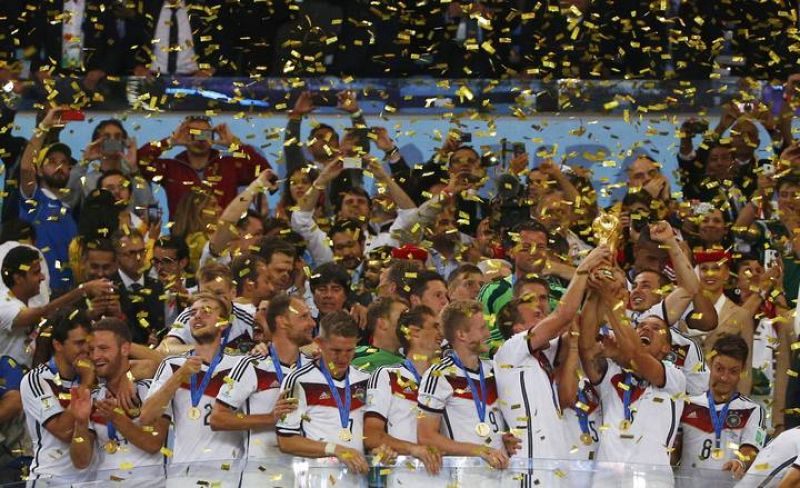 Los jugadores levantan la Copa de campeones.