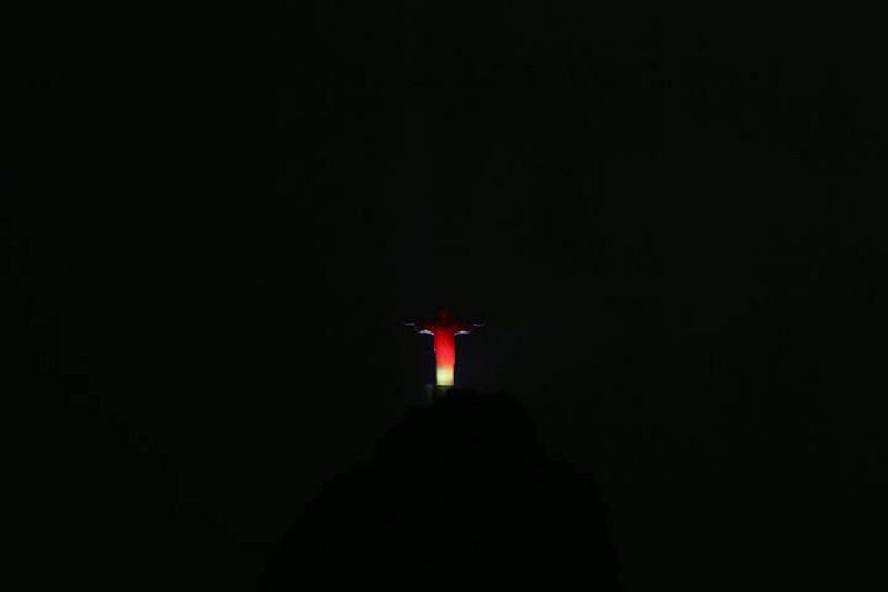 El Cristo Redentor de Río de Janeiro luce con los colores del actual campeón del mundo de fútbol, Alemania, que ha logrado su cuarta copa y ha sido el primer equipo europeo en ganar en América. 