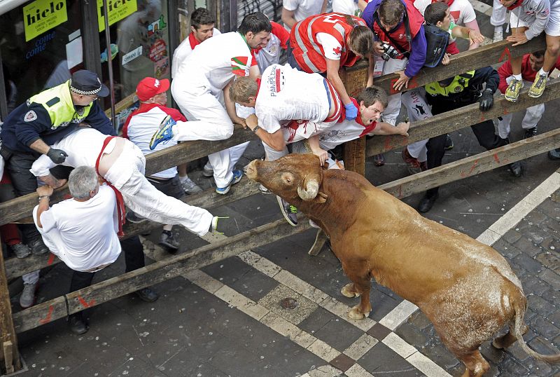 Un toro salinero de Miura se ha ensañado con un mozo a la altura de Mercaderes