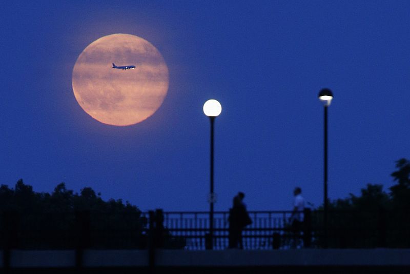 Esta foto ha captado un avión frente a la luna llena vista en Ottawa, Canadá.