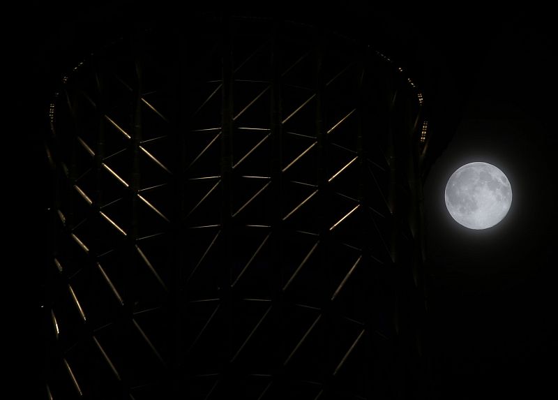 La luna llena junto a la torre de comunicaciones Tokyo Sky Tree (de 634 metros de altura) en Japón.