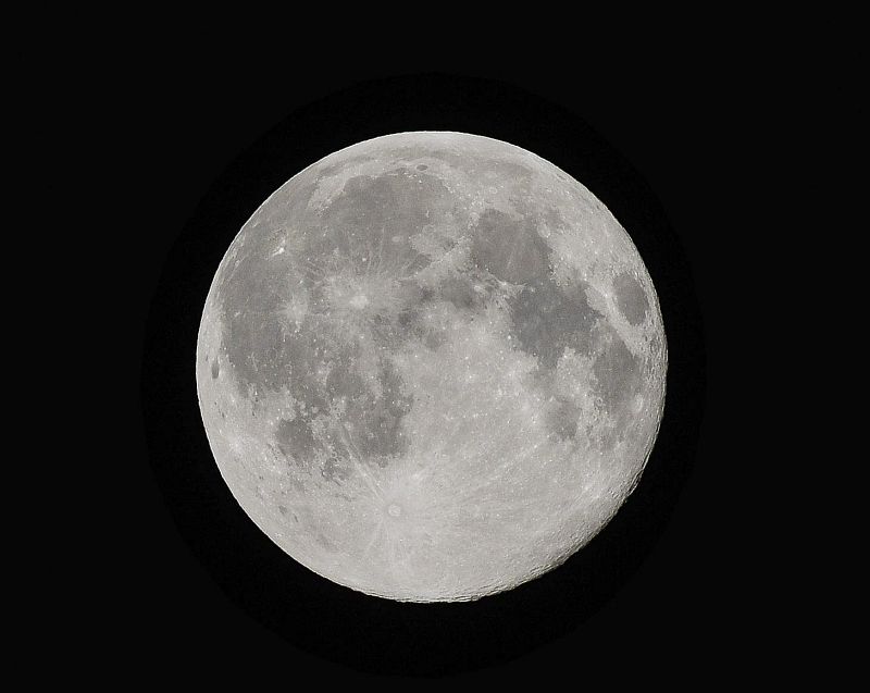La luna vista desde el pueblo de Gotkow, en el centro de Polonia.