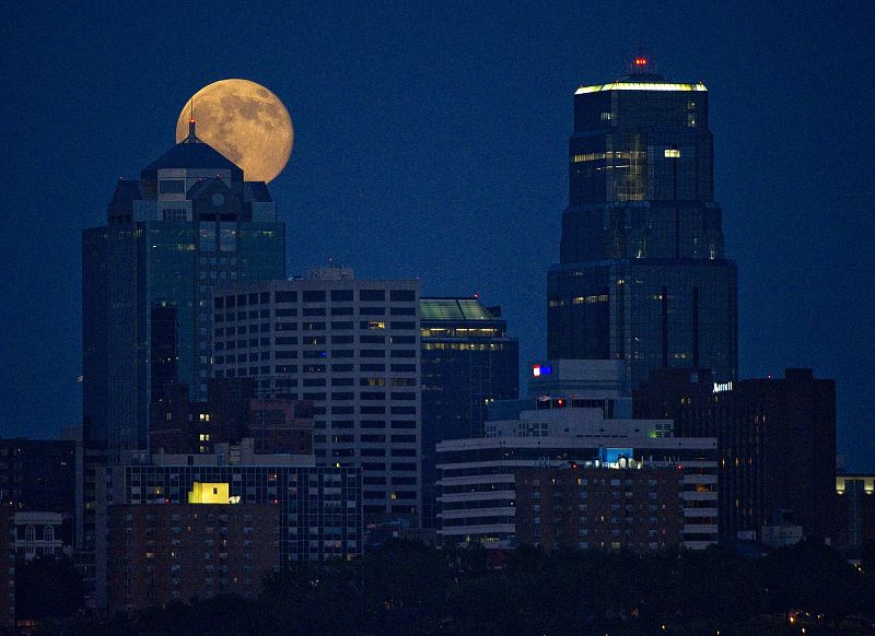 La luna de perigeo vista entre los edificios de Kansas City (Missouri, EE. UU.).