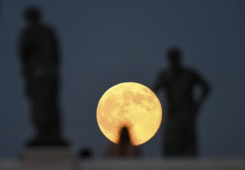 La 'superluna' sobre un puente en el centro de Skpoje (FYROM).