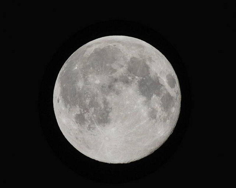 La luna vista desde el pueblo de Gotkow, en el centro de Polonia.