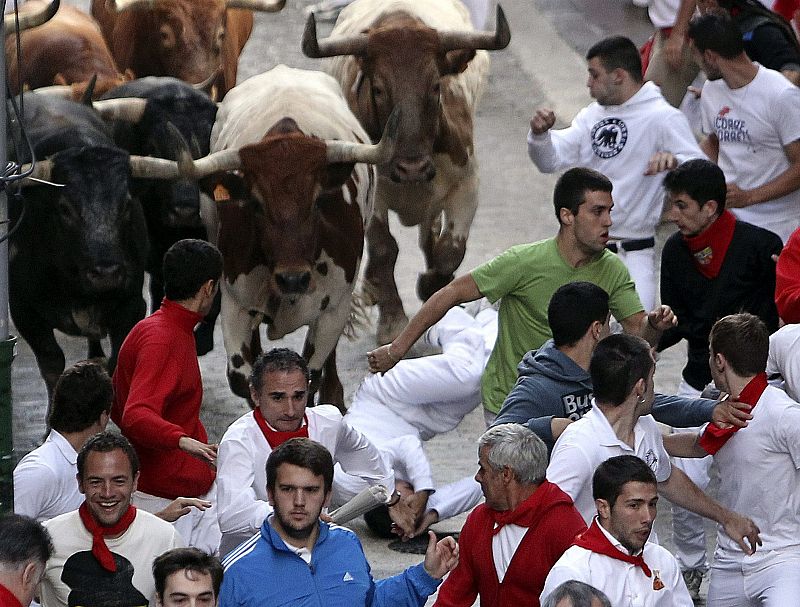 Acumulación de mozos corriendo en la tramo de Santo Domingo y el Ayuntamiento, donde los toros de Miura corrían agrupados