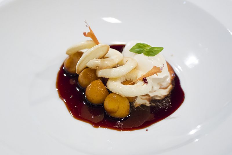 Bizcocho de anís, helado de albahaca y melocotón con vino