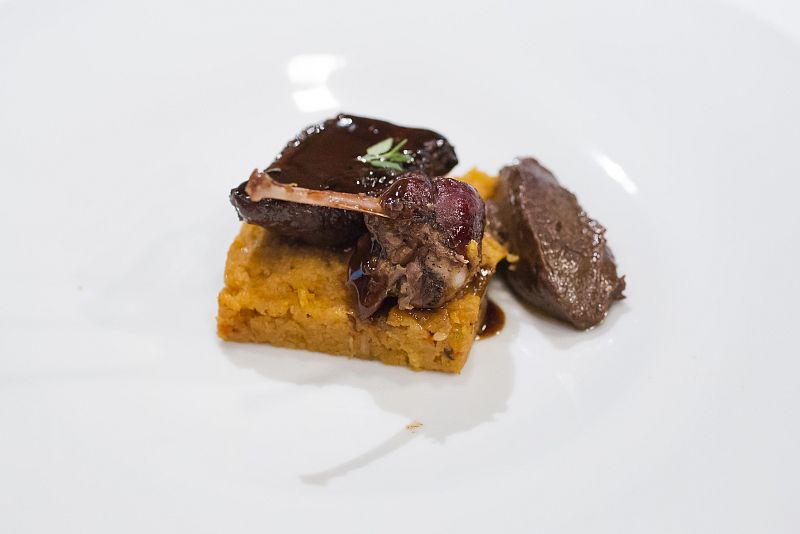 Becada tradicional con polenta al chilindrón