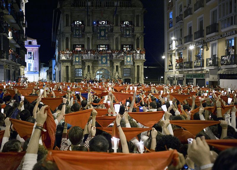 Grandes y pequeños levantan los pañuelos rojos en la plaza del consistorio al llegar la medianoche.