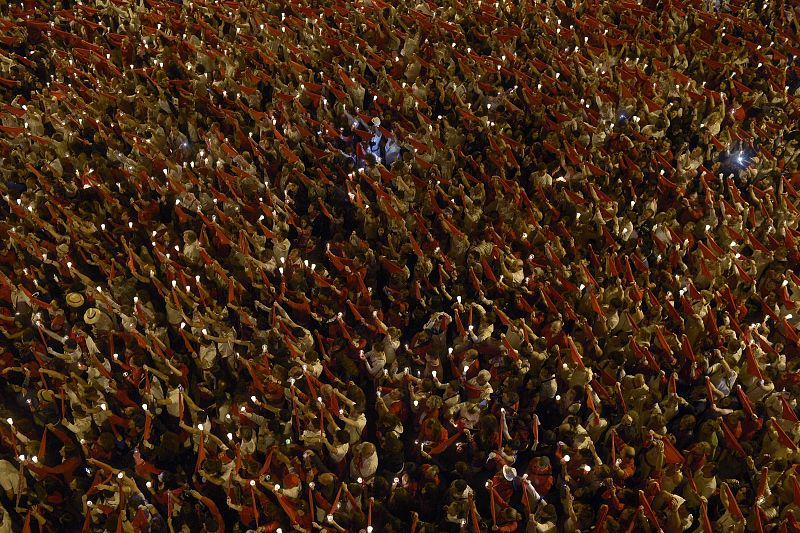 Cientos de personas se dan cita para poner punto y final a las fiestas de San Fermín y comenzar la cuenta atrás para las del próximo año.