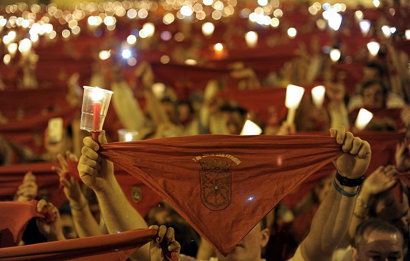 Miles de personas entonan el tradicional 'Pobre de mí' en la Plaza del Ayuntamiento de Pamplona, acto con el que finalizan los Sanfermines 2014.