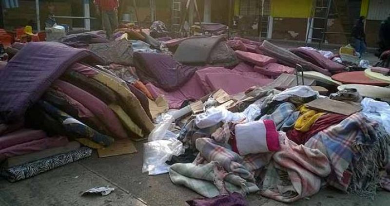 Un niño corre entre colchones tirados en un patio de la institución