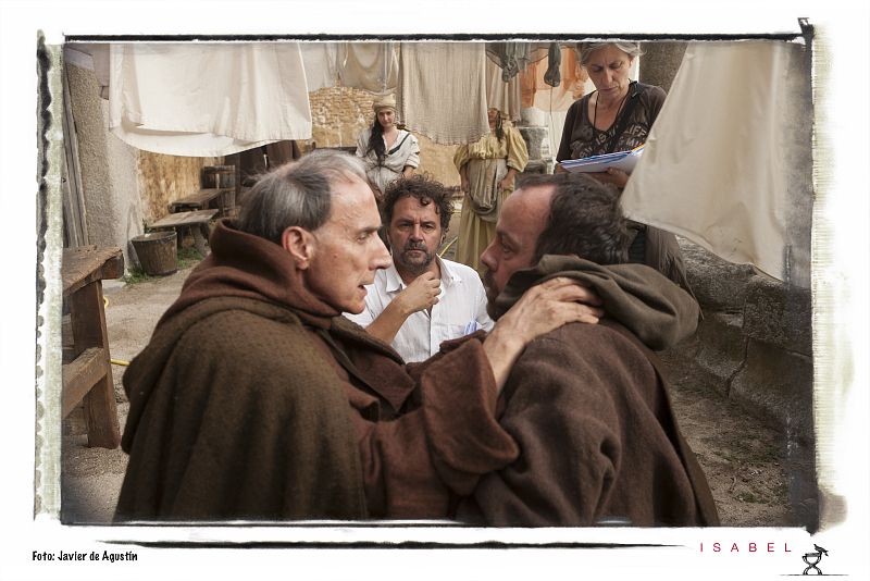 Eusebio Poncela, ensaya cómo zarandear a un monje... ;)