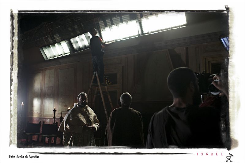 Uno de los aspectos más cuidados de la serie es la luz. Aquí vemos al equipo de iluminación preparando uno de los escenarios para que la secuencia salga perfecta