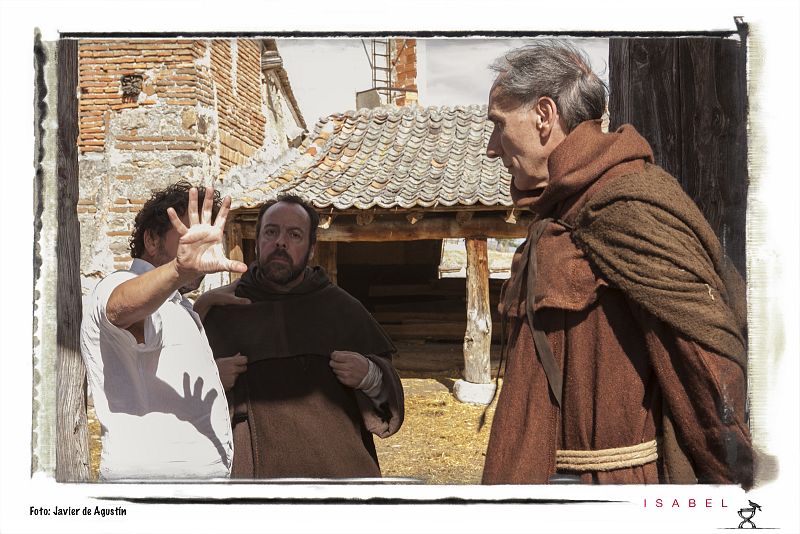 El director está en todo... hasta en cómo se debe abrir la puerta de un convento