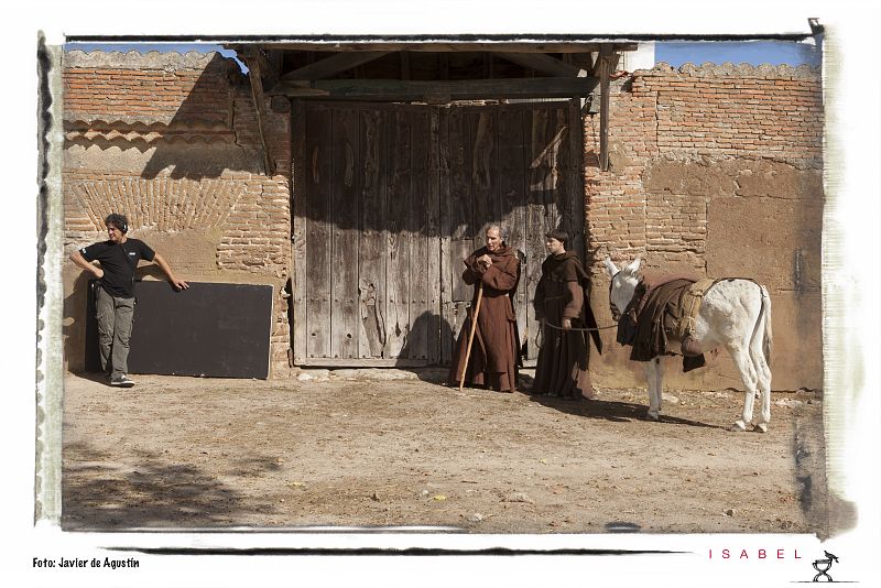 El tiempo entre toma y toma... a veces puede ser un poco largo. Aquí tenemos a Eusebio Poncela aprovechando el bastón de Cisneros para descansar un poco