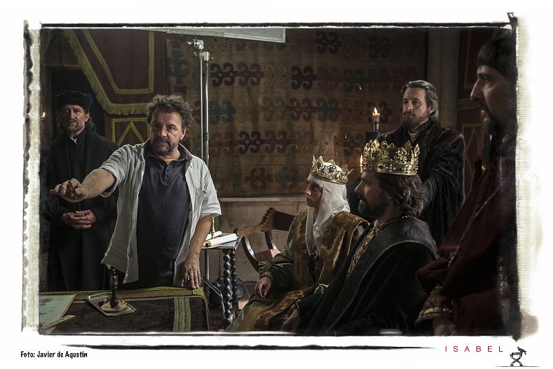 Nadie se libra de las ódernes del director...¡Ni los Reyes Católicos! (Michelle Jenner y Rodolfo Sancho)